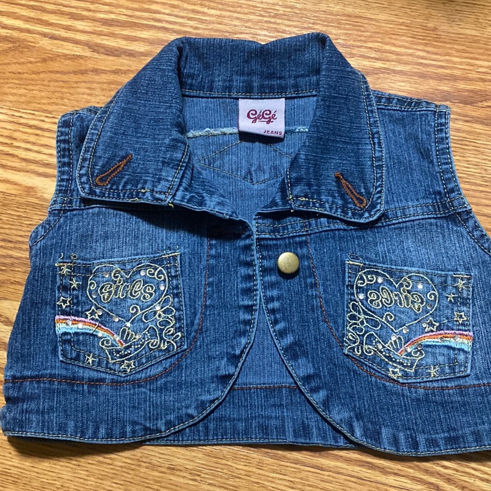GEGE: Girls Vest size 5t very good condition wearied few time.